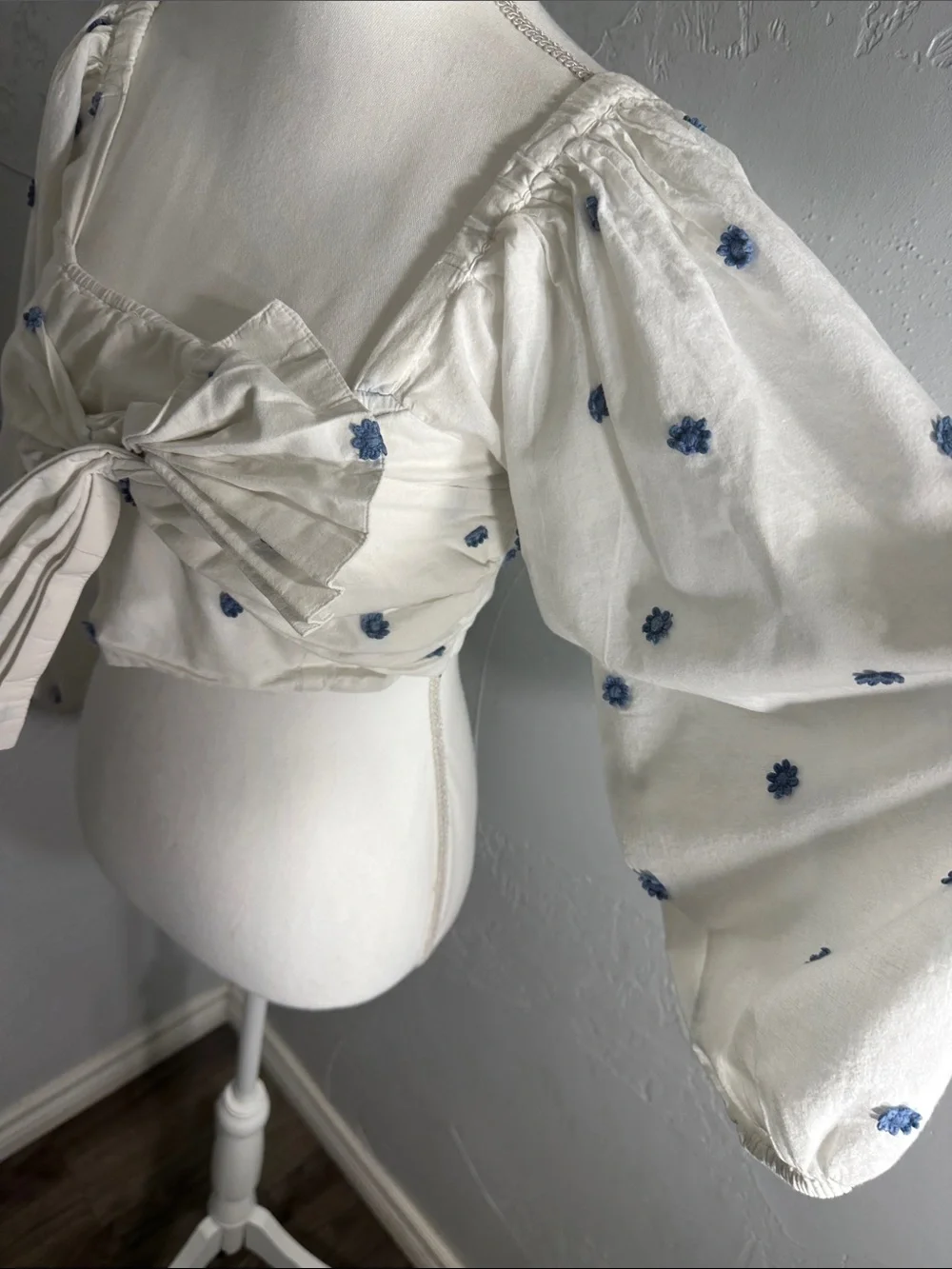 FARM Rio White Puff-Sleeve Crop Top with Blue flowers Print.